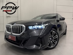 BMW 5-serie Touring - 520i M-Sport ICONIC PANO/TREKHAAK/H&K/HEAD-UP/360CAMERA/VENTILATIE/DRIVING ASS. PRO/ADAPTI