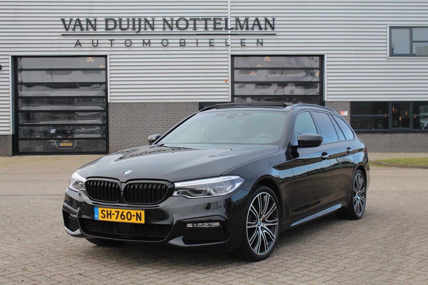BMW 5-serie Touring - 520d High Executive / M Sport / Panoramadak / N.A.P. - AutoWereld.nl