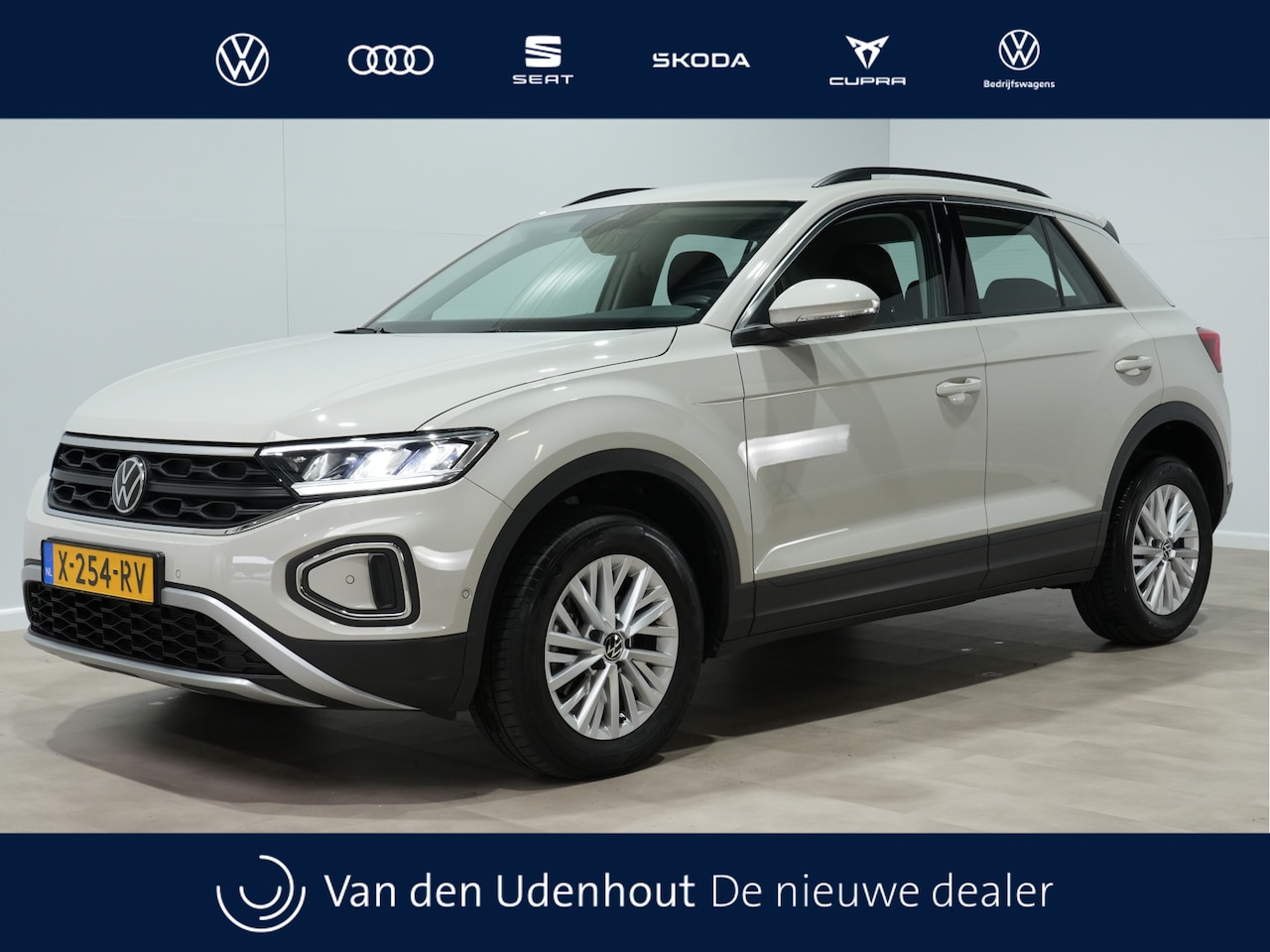 Volkswagen T-Roc - 1.5 TSI 150pk DSG Life Business Trekhaak Navi Stoelverw. Parkass. Android/Carplay 297 - AutoWereld.nl