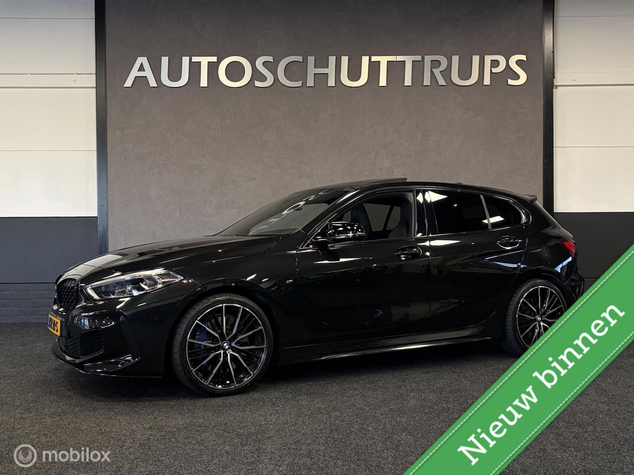 BMW 1-serie - M135i xDrive High Executive Edition LEDER / PANO / HARMAN & KARDON / STOELVERW. / BOMVOL! - AutoWereld.nl