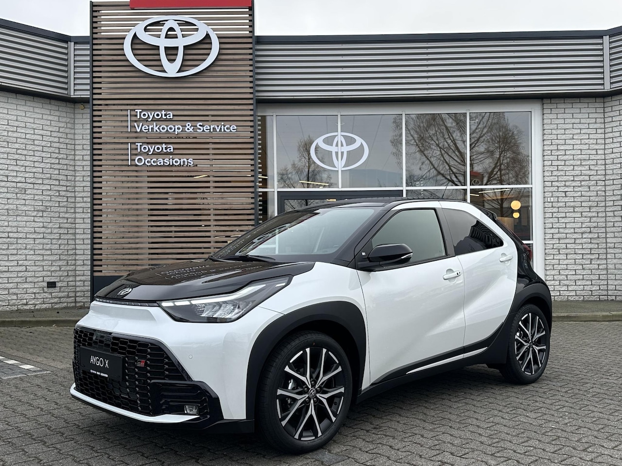 Toyota Aygo X - HYBRID 115 GR SPORT NIEUW DIRECT LEVERBAAR! STOELVERW PARK-SENSOREN KEYLESS JBL-AUDIO NAVI - AutoWereld.nl