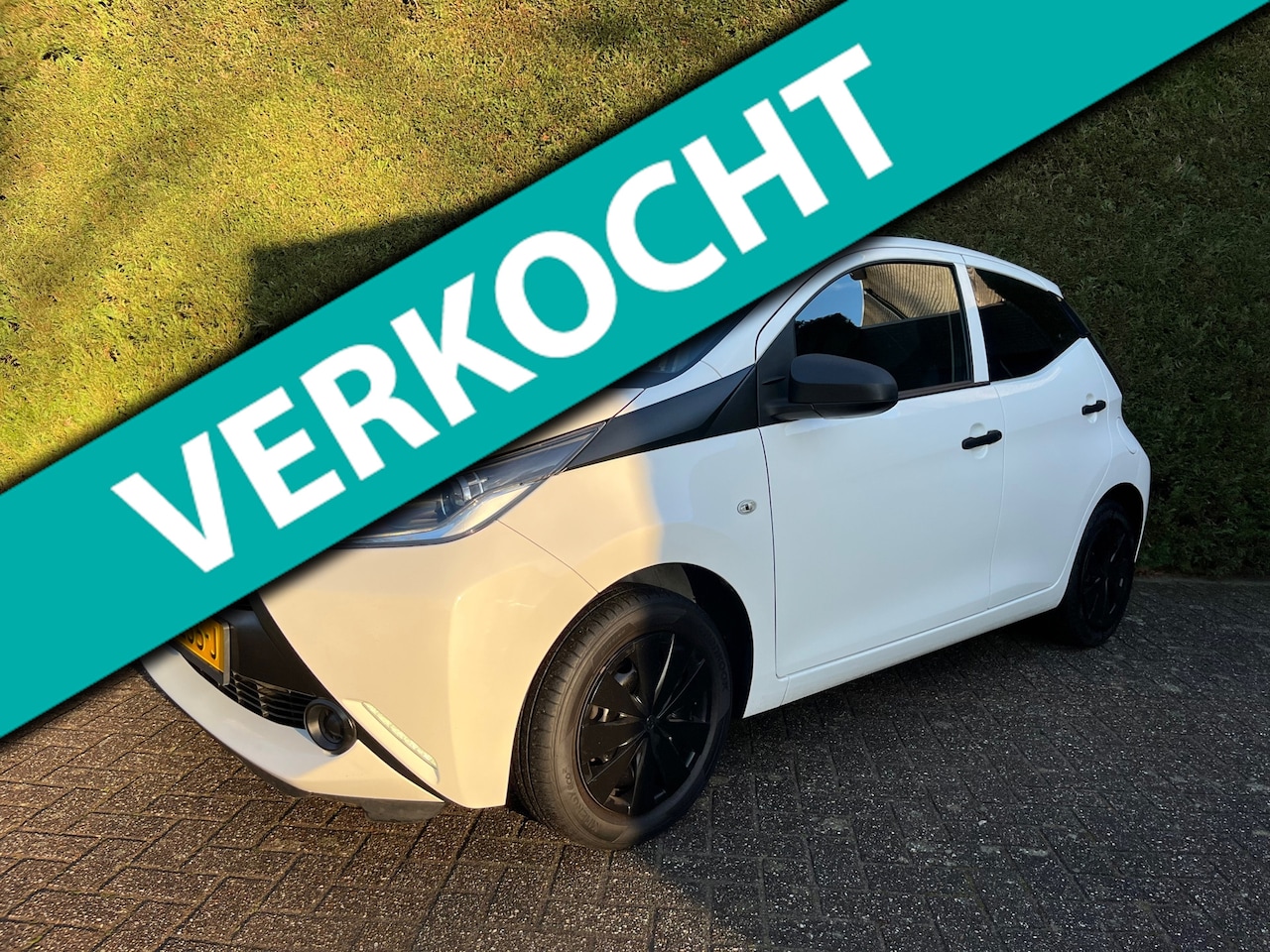 Toyota Aygo - 1.0 VVT-i x-fun 1.0 VVT-i x-fun, Airco, Led, 5-drs, Eerste eigenaar ! - AutoWereld.nl