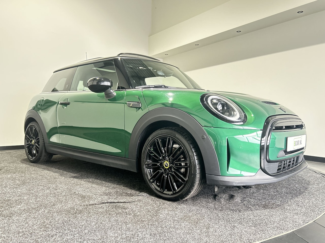 MINI Mini-Electric - Yours 33 kWh | lederen bekleding Yours | Panoramadak | HUD | Camera | ACC |LED - AutoWereld.nl