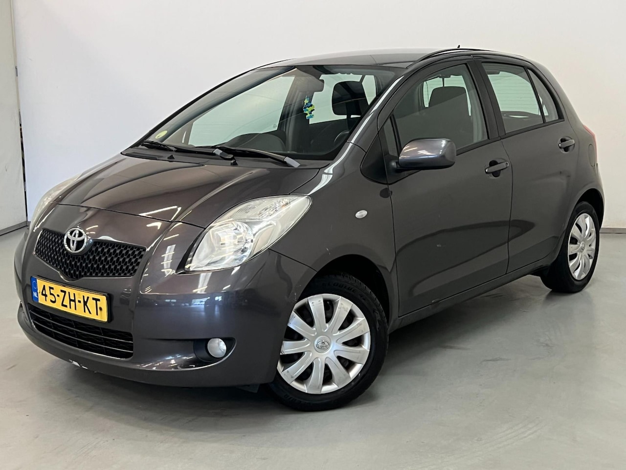 Toyota Yaris - 1.3 VVTi Sol / NL-auto / Airco / Trekhaak / Meeneemprijs - AutoWereld.nl