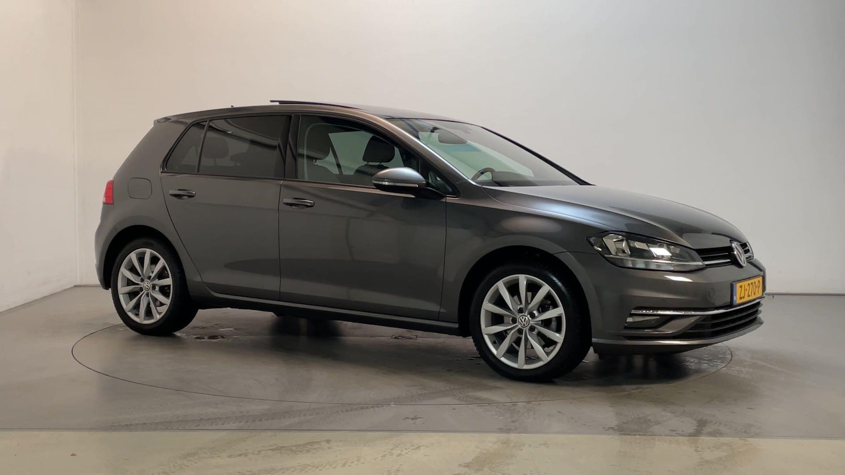 Volkswagen Golf - 1.5 TSI 150pk Highline Panoramadak Alcantara Stoelverwarming Camera - AutoWereld.nl