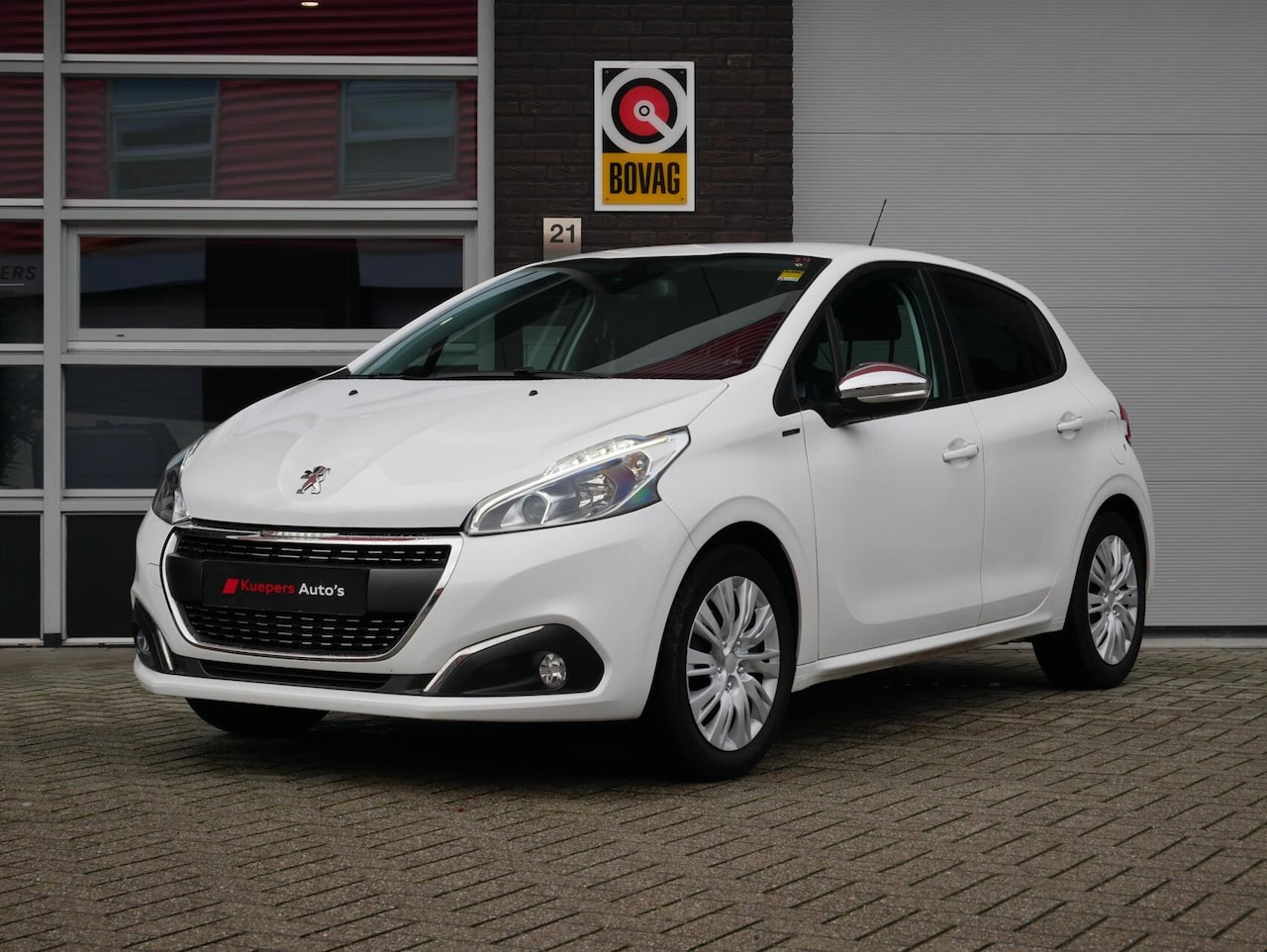 Peugeot 208 - 1.2 PureTech Signature Nieuwe Riem| Carplay| Stoelverwarming - AutoWereld.nl