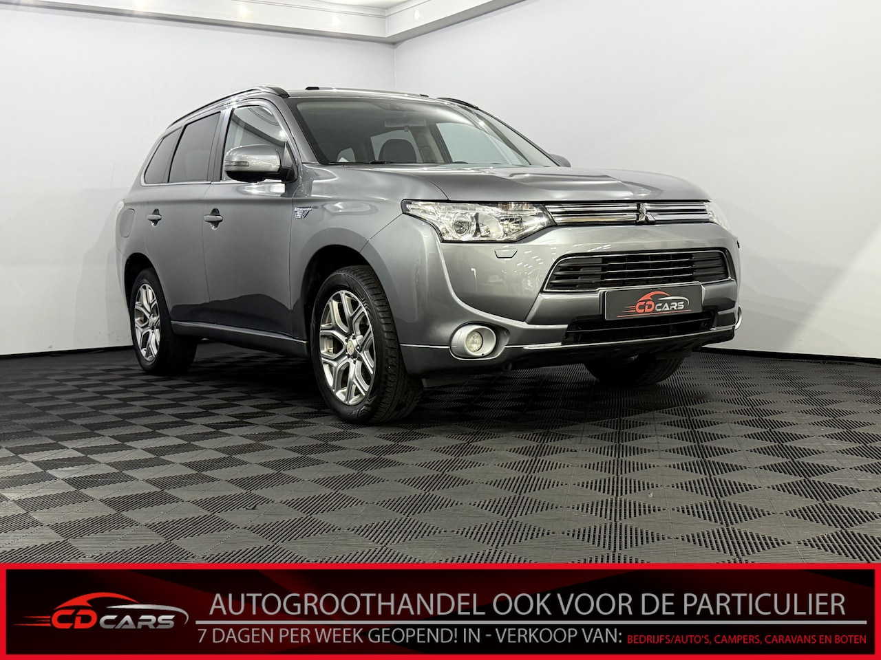 Mitsubishi Outlander - 2.0 PHEV instyle Panoramadak, Leder, Camera, Navi, Keyless start, Elektrische achterklep, - AutoWereld.nl