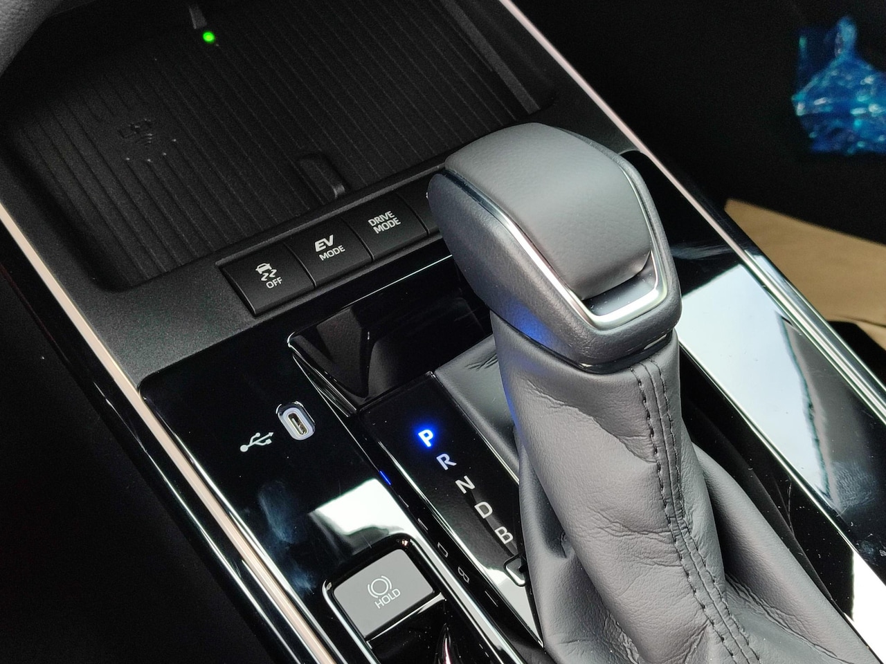 Toyota Corolla Cross - Hybrid 180 EXECUTIVE NIEUW UIT VOORRAAD LEVERBAAR! BI-TONE LEER STOEL/STUURVERW JBL-AUDIO - AutoWereld.nl