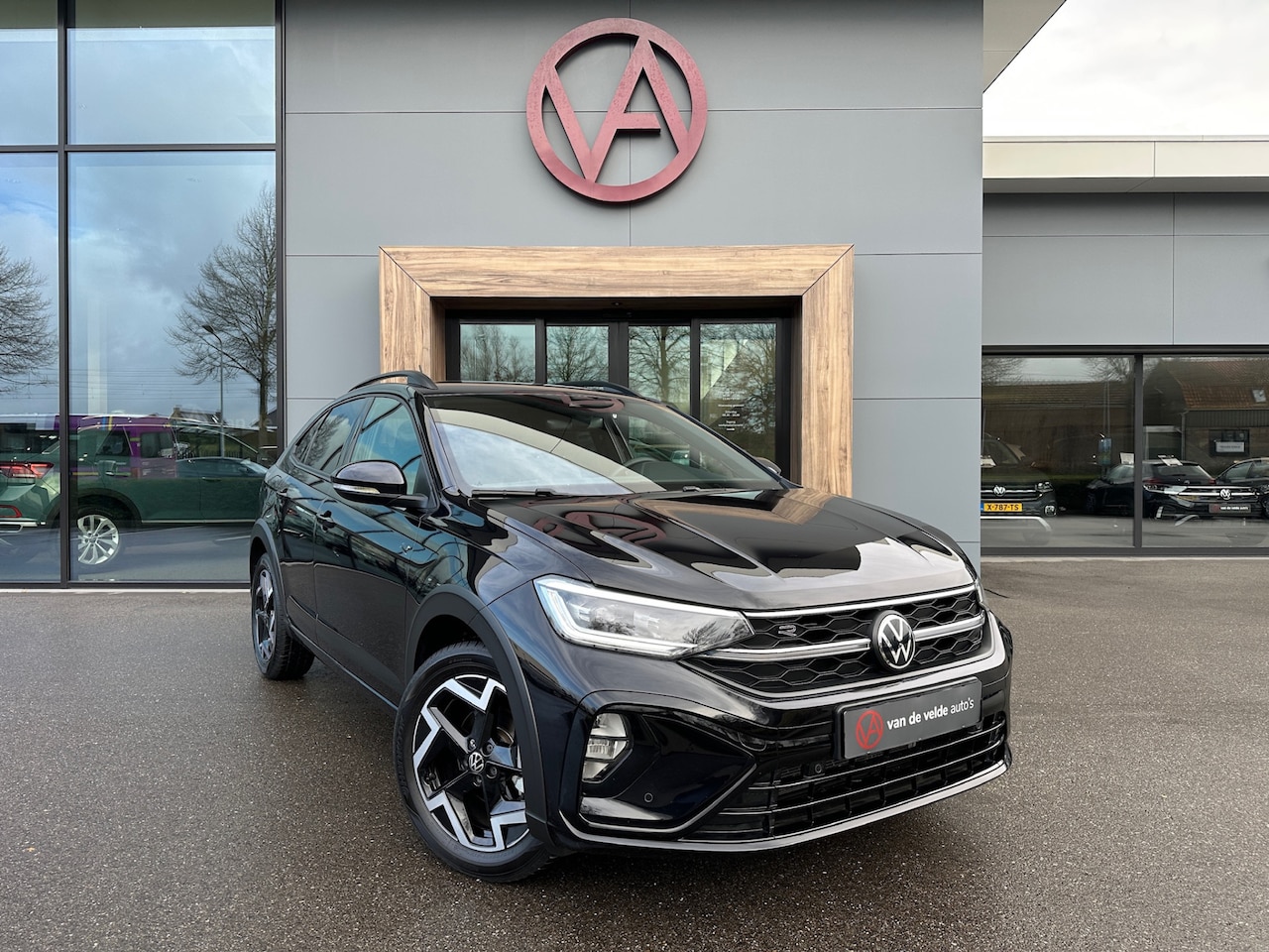 Volkswagen Taigo - 1.5 TSI 150pk DSG R-Line | Trekhaak | IQ light | Camera | Navi | Virtual | Rijklaar incl. - AutoWereld.nl