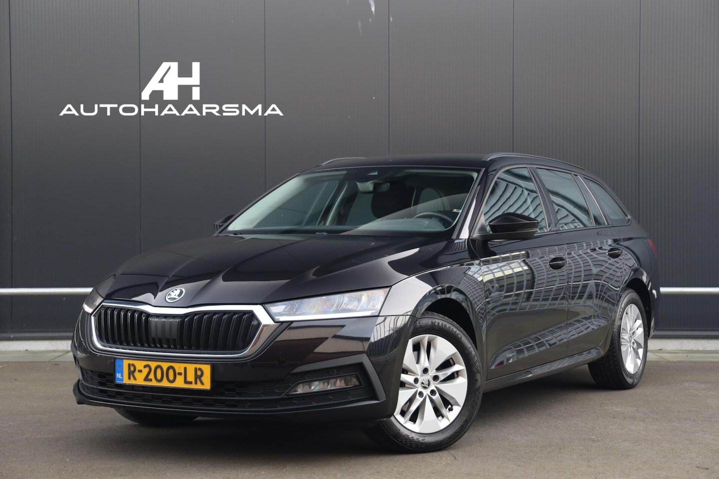 Skoda Octavia Combi - 1.0 e-TSI 110pk Automaat Business Edition Navi CarPlay Cruise Parkeersensoren NL-Auto! - AutoWereld.nl