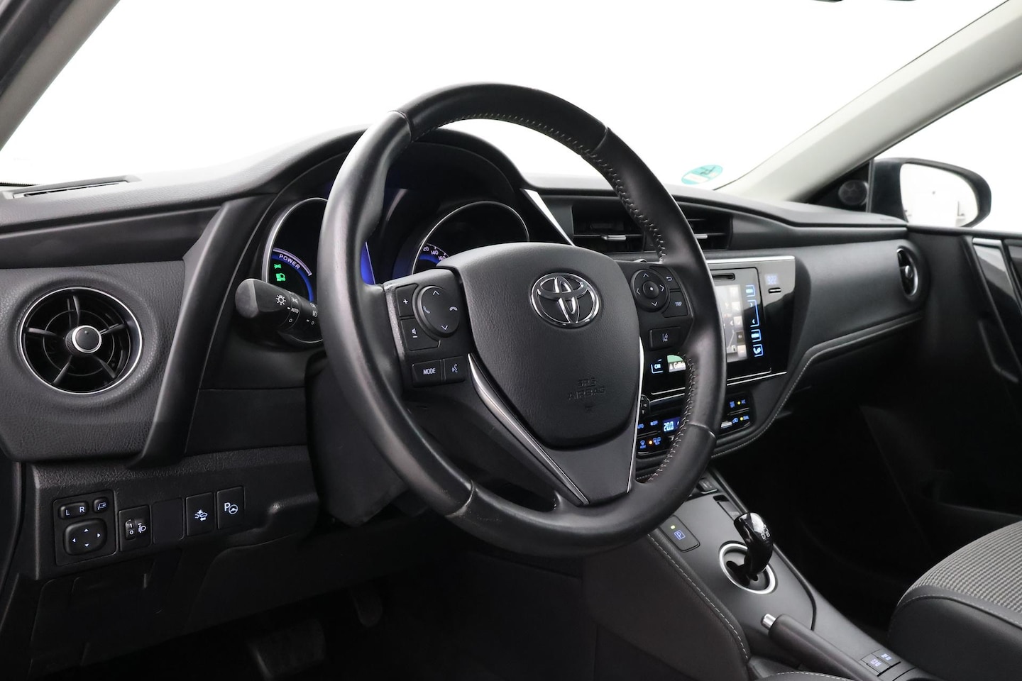 Toyota Auris - 1.8 Hybrid Executive | Trekhaak | Navigatie | Stoelverwarming | Parkeersensoren voor/achte - AutoWereld.nl