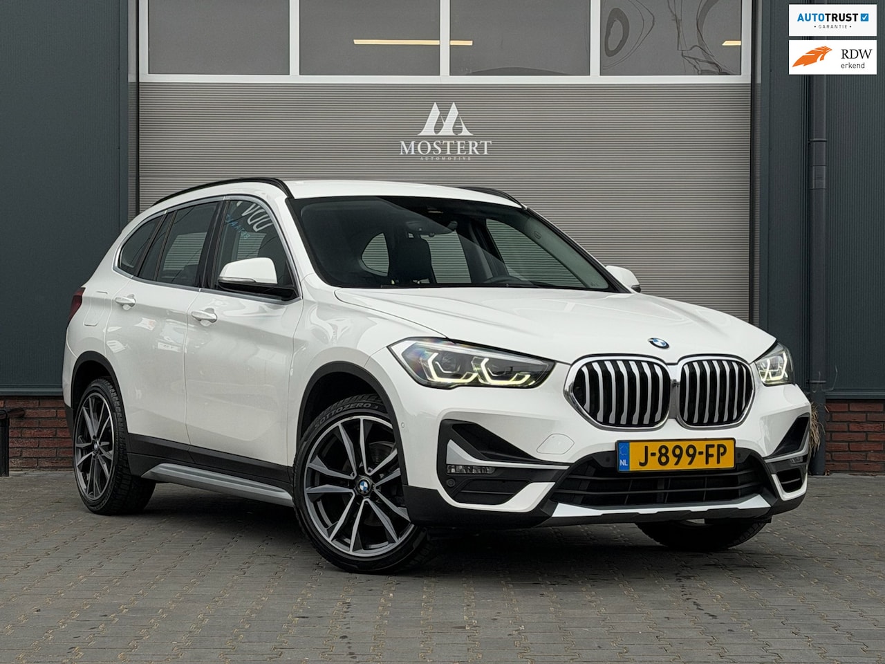 BMW X1 - SDrive18i/140pk High Executive|2019|Automaat|Dealer|Trekhaak|Camera|Leder|Stoelverw.|19"LM - AutoWereld.nl