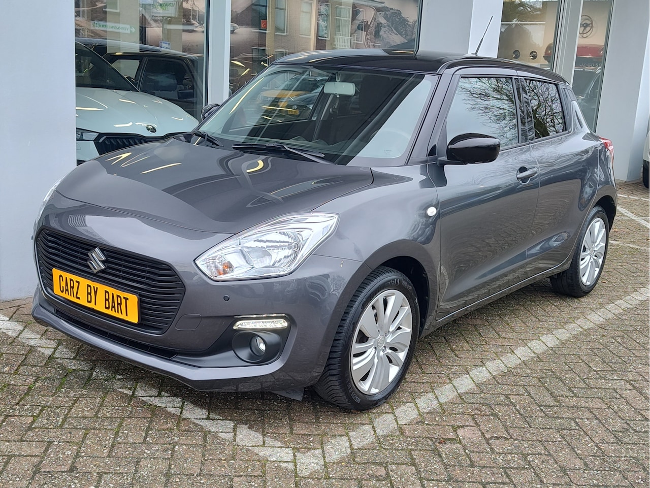 Suzuki Swift - 1.2 SELECT AUTOMAAT Navi | Two Tone | Stoelverwarming | Camera - AutoWereld.nl