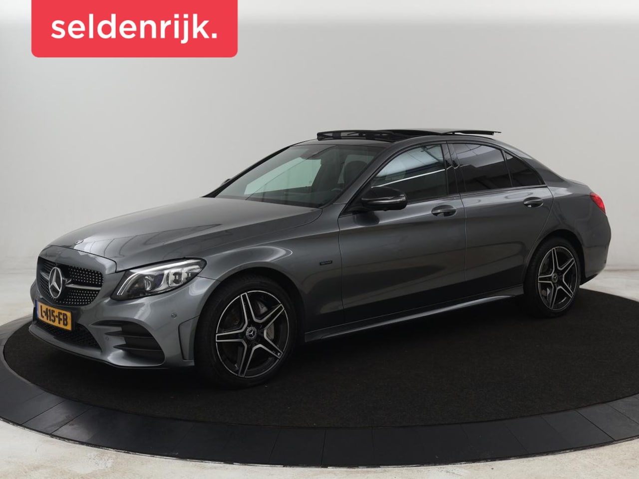Mercedes-Benz C-klasse - 300e AMG | Panoramadak | 360 Camera | Stoelverwarming | Leder/Alcantara | Carplay | Sfeerv - AutoWereld.nl