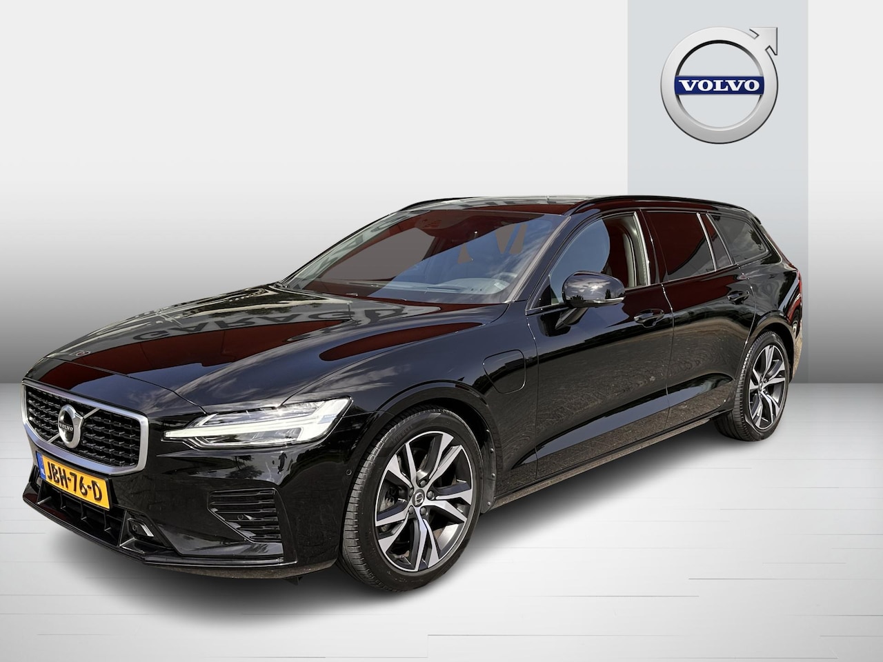 Volvo V60 - 2.0 T8 Twin Engine AWD R-Design | Pano | 360 Cam | H&K | Luxury Line | HUD | occasion - AutoWereld.nl
