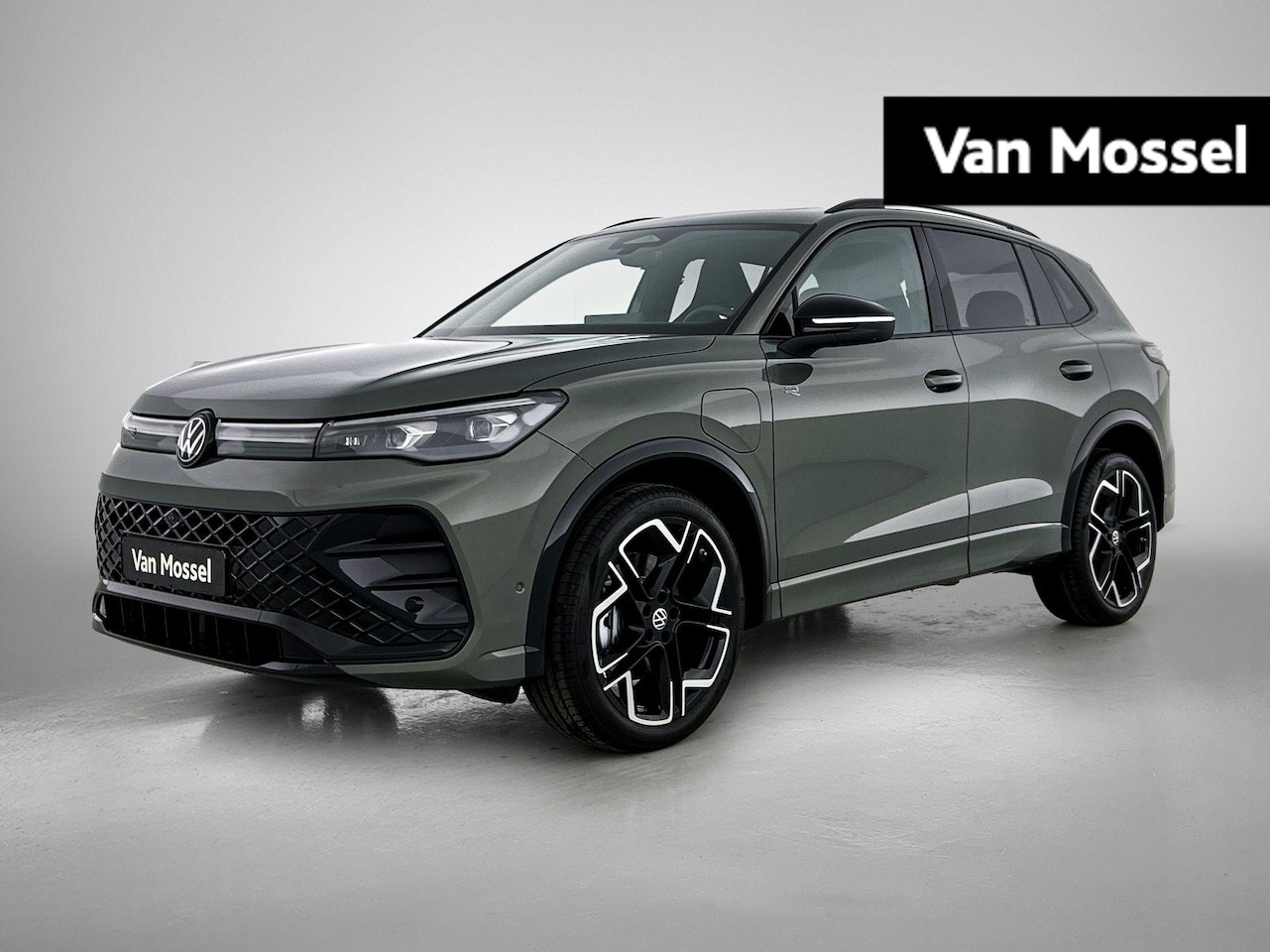 Volkswagen Tiguan - 1.5 eHybrid R-Line Edition | 204PK | Automaat | Trekhaak | Panoramaschuif-kanteldak | Blac - AutoWereld.nl