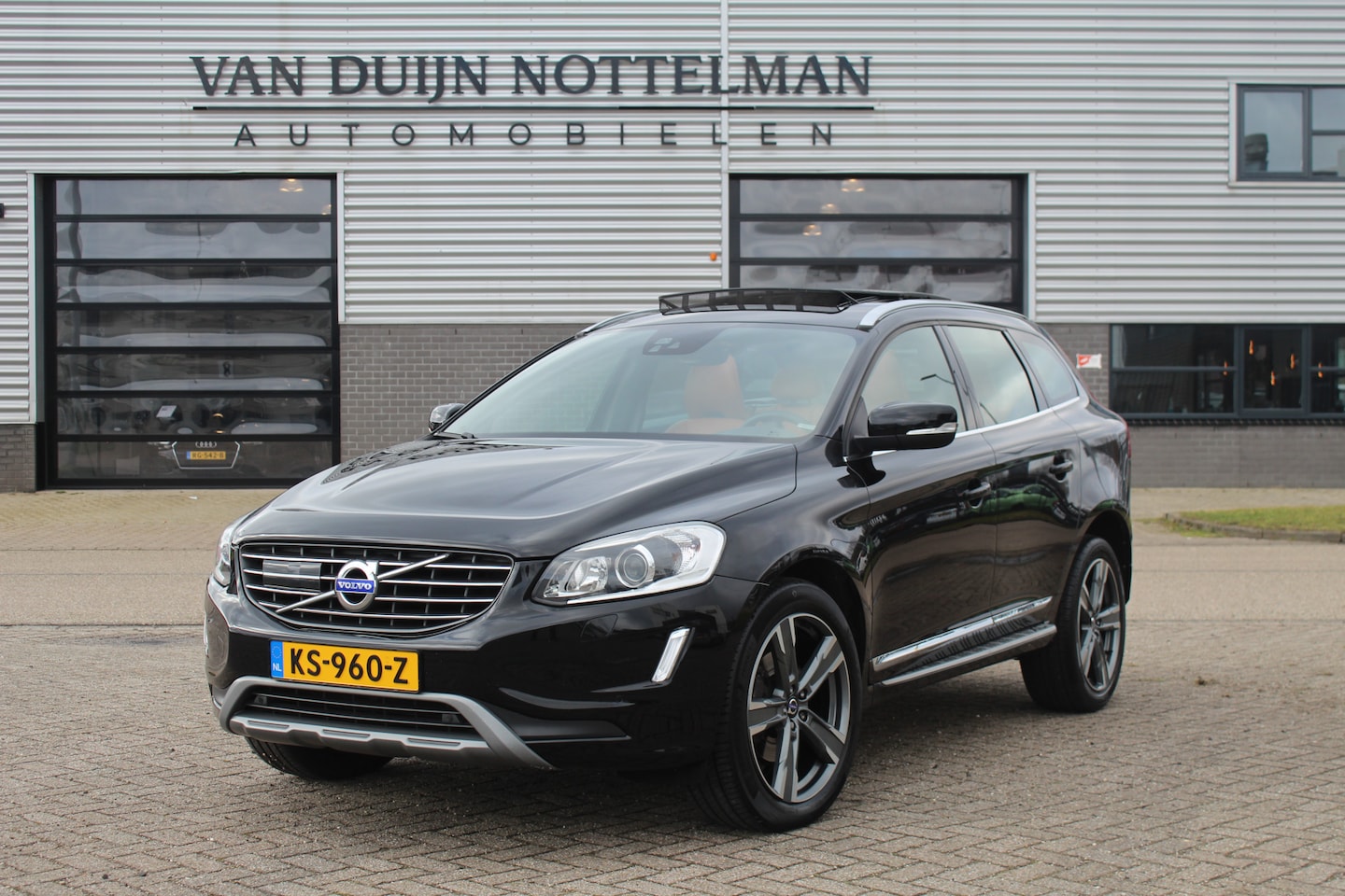 Volvo XC60 - 2.0 T5 AWD Inscription / Panoramadak / Keyless / N.A.P. - AutoWereld.nl
