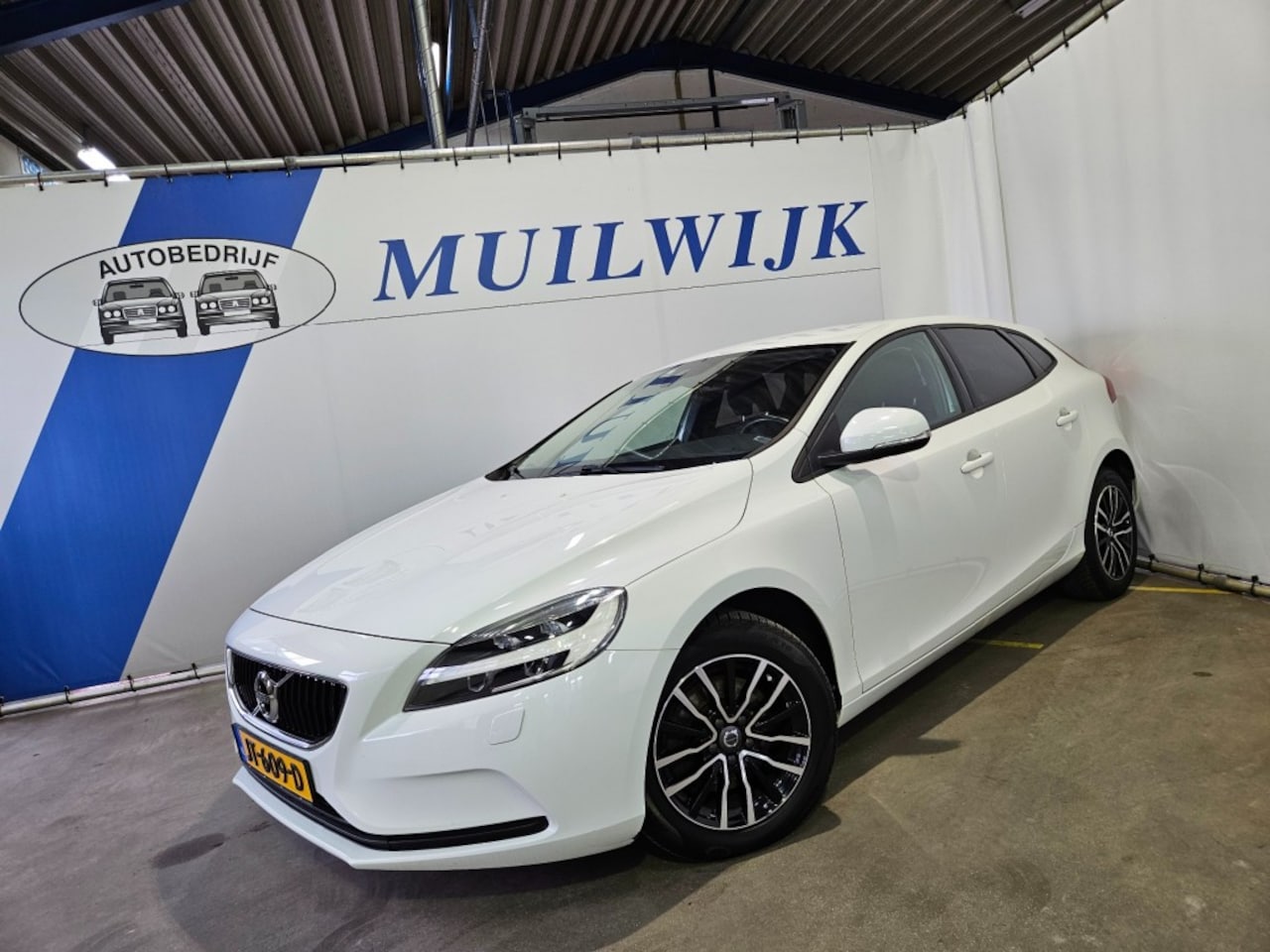 Volvo V40 - 2.0 T2 Nordic+ / Trekhaak / Navi / NL Auto - AutoWereld.nl