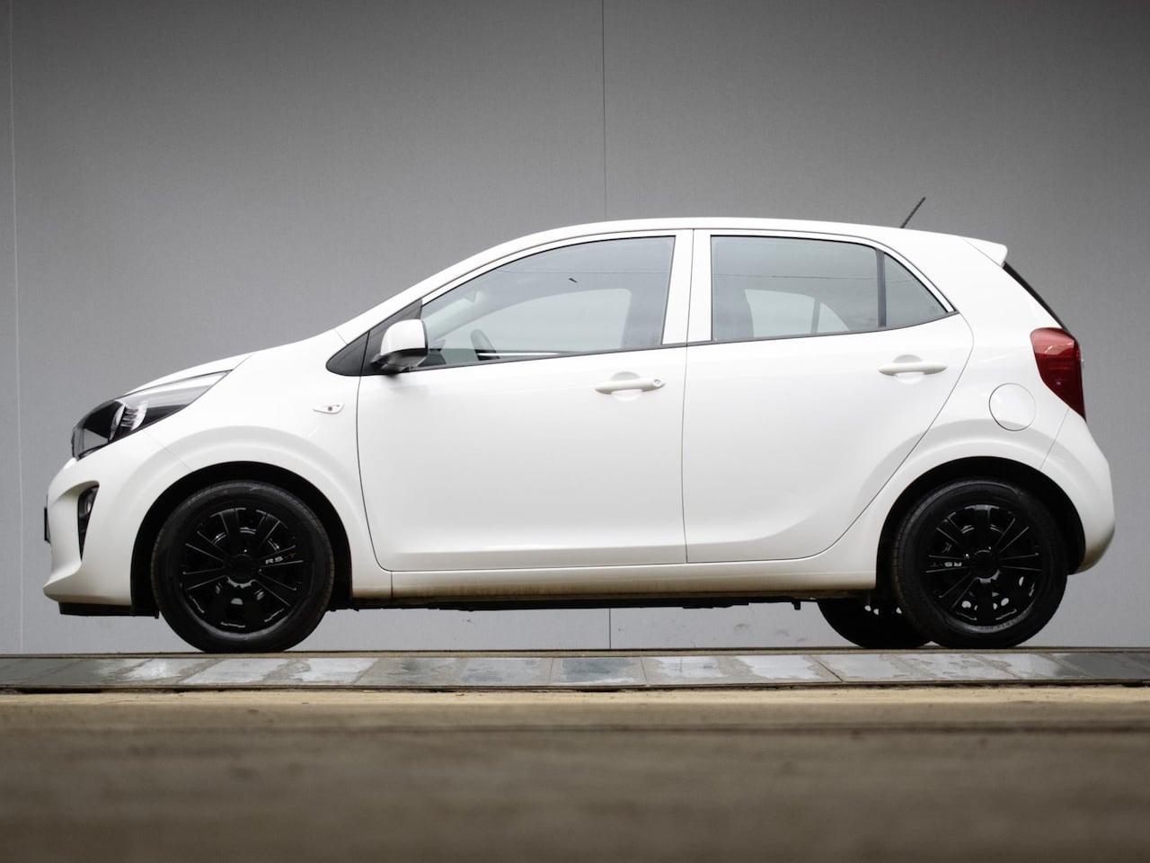 Kia Picanto - 1.0 CVVT EconomyPlusLine Sport (AIRCO,BLUETOOTH,LED,LAGE KM STAND,BLACK/WHITE EDITION,SPOR - AutoWereld.nl