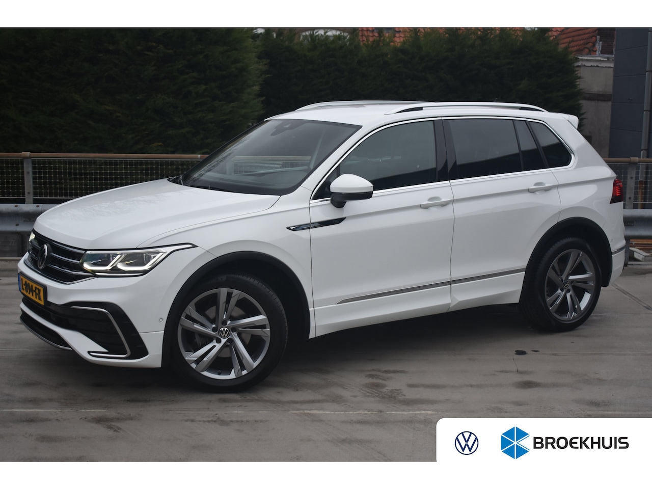 Volkswagen Tiguan - 1.5 150PK DSG R-Line Business+ | ACC | Stoelverwarming | Elektrische achterklep | Dode-hoe - AutoWereld.nl