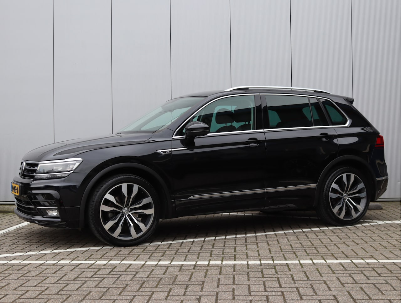 Volkswagen Tiguan - 1.4 TSI ACT Highline R-line | Trekhaak | Virtual | ACC | NAP - AutoWereld.nl
