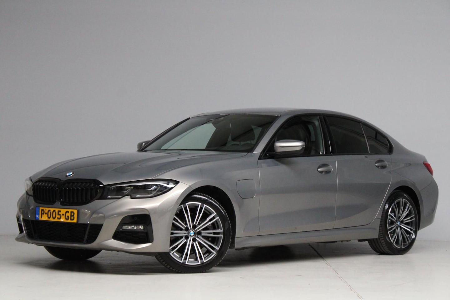 BMW 3-serie - 320e M-sport | head-up | achteruitrijcamera | keyless entry | laser led | dodehoek detecti - AutoWereld.nl