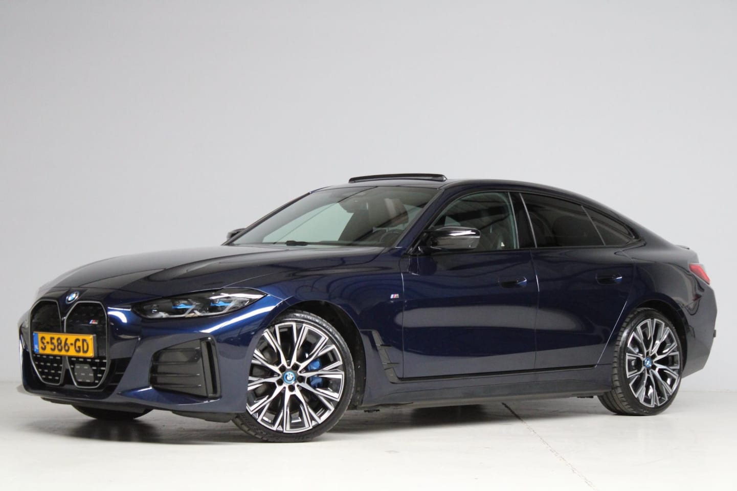BMW i4 - M50 M-sport | schuifkanteldak | adap. cruise | head-up | 360 camera | harmankardon | elek. - AutoWereld.nl
