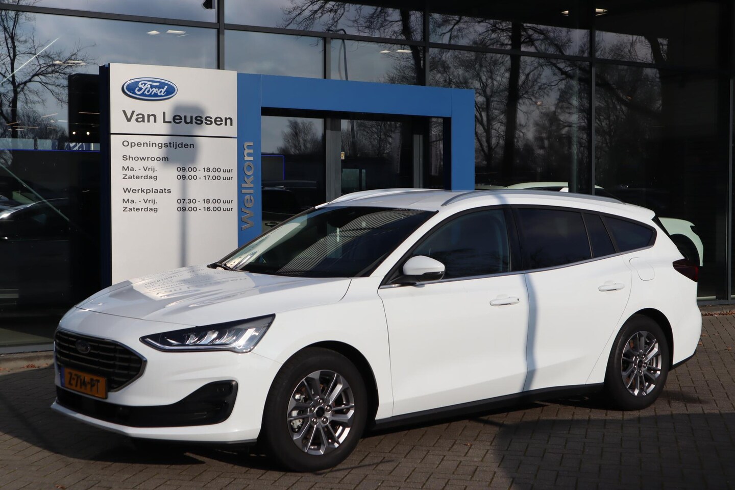 Ford Focus Wagon - 125PK HYBRID TITANIUM NAVI CRUISE CLIMA APPLE/ANDROID PARK-SENSOREN PRIVACY-GLASS LM-VELGE - AutoWereld.nl