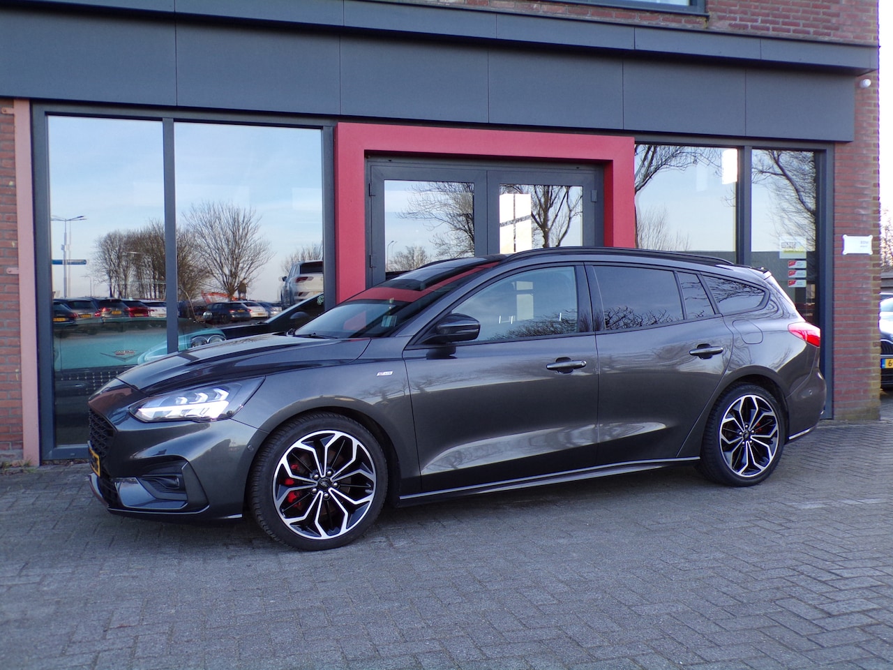 Ford Focus Wagon - 2.0 EcoBlue ST Line X Business Automaat Standkachel Pano HUD NAP Bomvol!!! - AutoWereld.nl