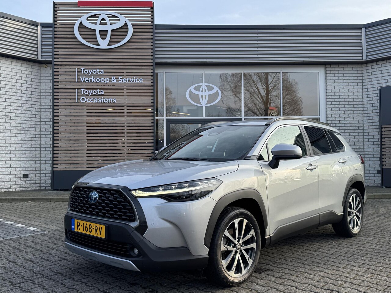 Toyota Corolla Cross - 2.0 High Power Hybrid First Edition BLIND-SPOT ELEK-ACHTERKLEP KEYLESS LM-VELGEN PARK-SENS - AutoWereld.nl