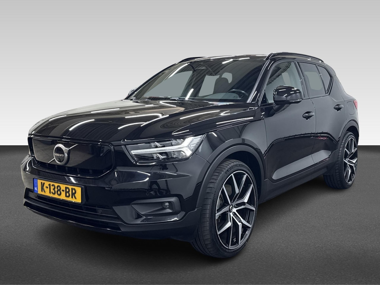 Volvo XC40 - P8 408PK AWD 78KWH R-DESIGN PANO HARMAN SOUND LEDER TREKHAAK - AutoWereld.nl