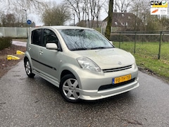 Daihatsu Sirion 2 - 1.0-12V Trend| SPORT-pakket| RIJD TOP| NAVI|TV SCHERM