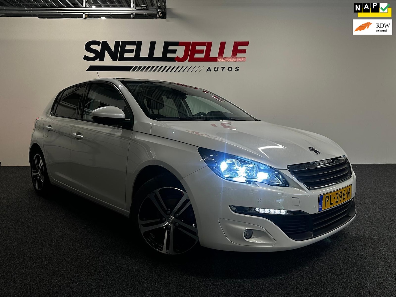 Peugeot 308 - 1.2 PureTech Blue Lion|AC|PANO|SPORT VELGEN|PARKEERSENSOREN VOOR EN ACHTER| - AutoWereld.nl