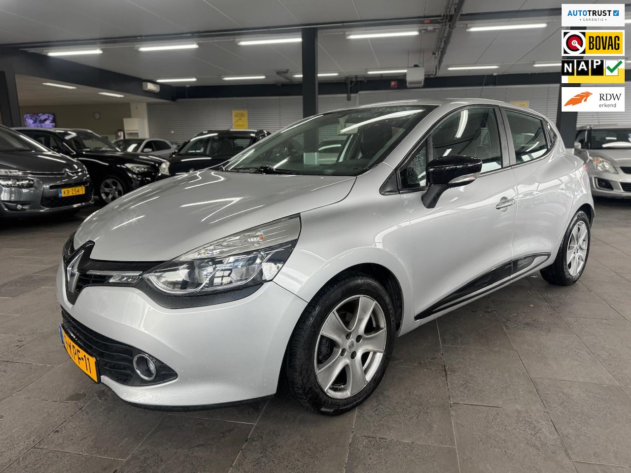 Renault Clio - 1.5 dCi ECO Expression navigatie airco cruise controle lm-velgen elektrische pakket trekha - AutoWereld.nl