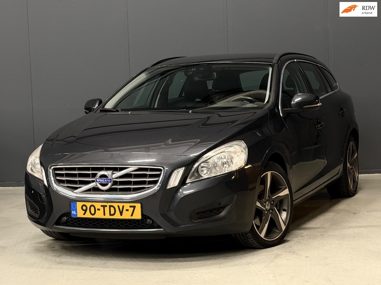 Volvo V60 - 1.6 T3 Momentum NAVI/PDC/CRUISE/TREKHAAK/6-BAK | KEURIGE AUTO ! - AutoWereld.nl