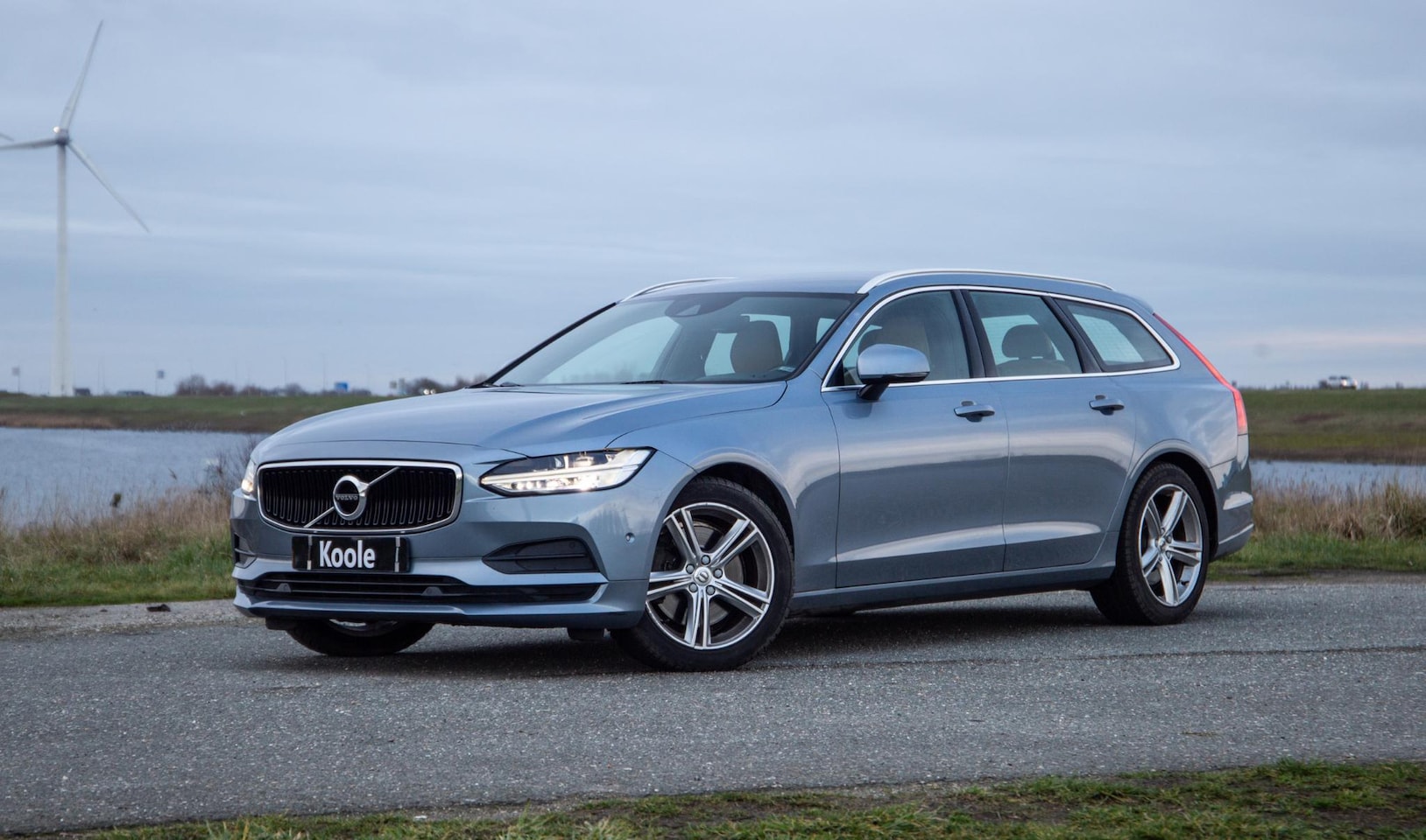 Volvo V90 - 2.0 T5 Momentum LEER / CARPLAY / ADAPTIVE CRUISE  / STOELVERWAMING / NAVI - AutoWereld.nl