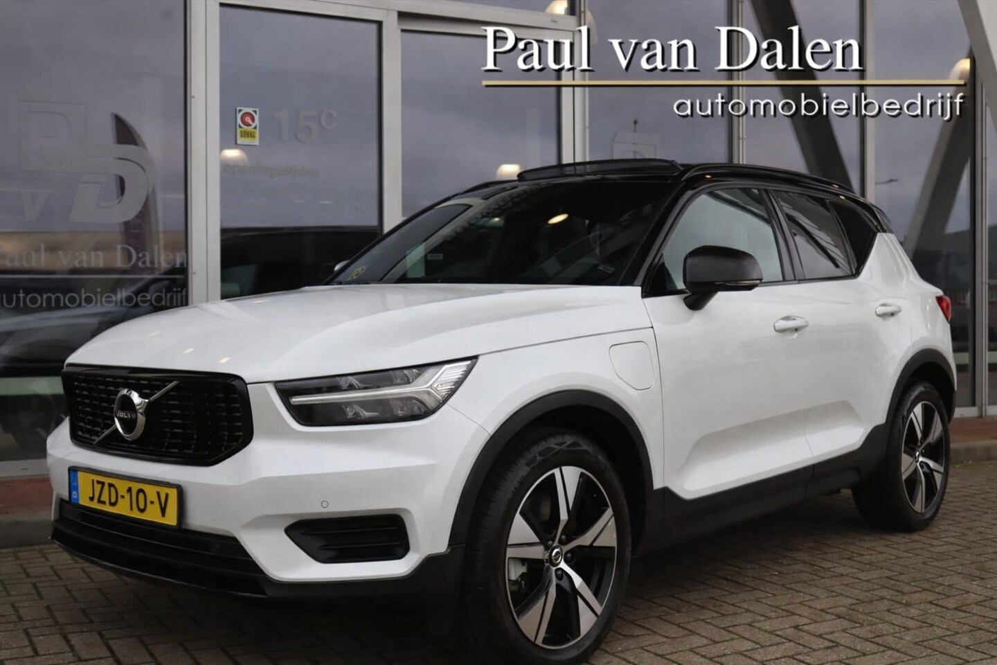Volvo XC40 - 1.5 T4 211PK RECHARGE R-DESIGN Panodak | Leer | Wit Metallic | Camera | Keyless | Adapt.Cr - AutoWereld.nl