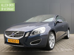Volvo V60 - 2.0T Momentum AUTOMAAT/ECC/NAVIGATIE/TREKHAAK/NAP