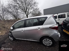Toyota Verso S - onderdelen / schadevoertuig (Duits)