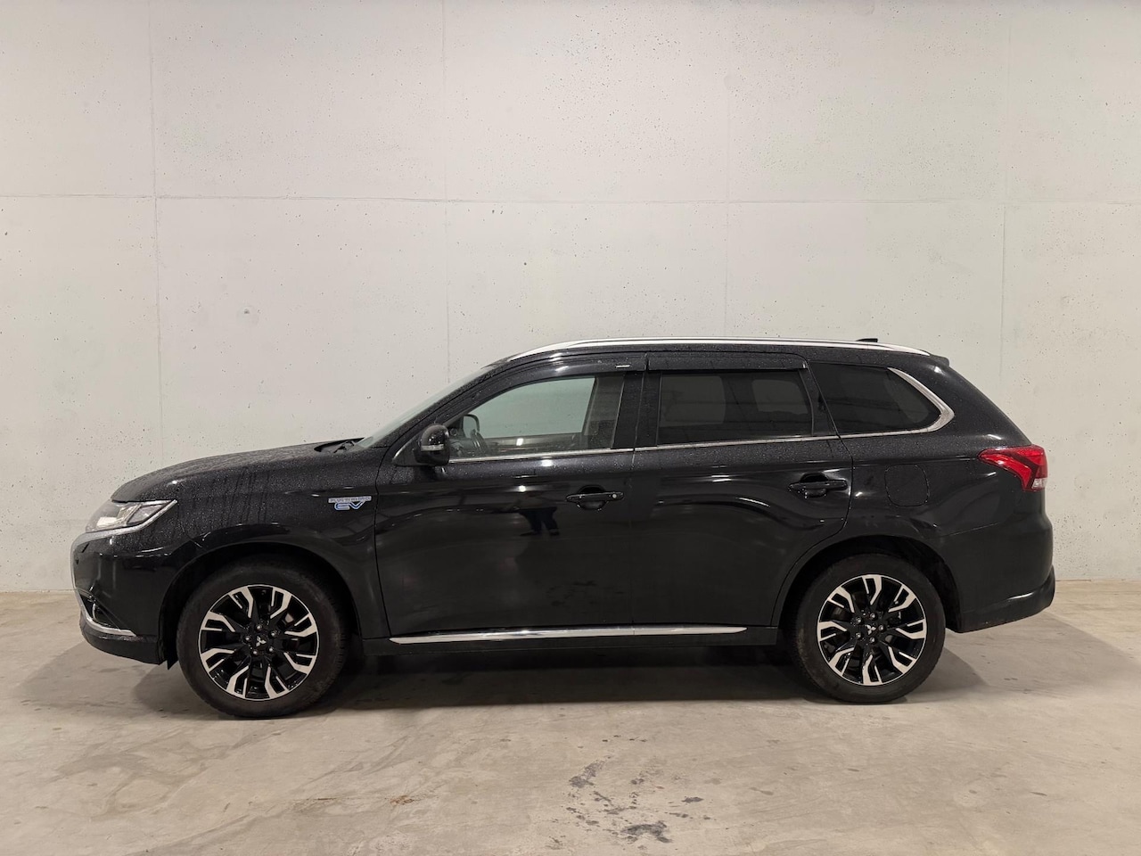 Mitsubishi Outlander - 2.0 PHEV instyle Leer Navi Camera 4x4 - AutoWereld.nl