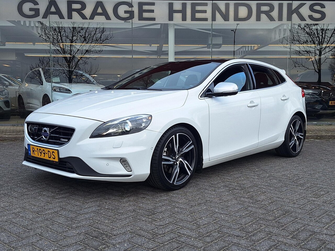 Volvo V40 - 1.6 T4 R-Design Automaat | Pano | Leder | Trekhaak | Adaptive CC | BLIS | Camera | Memory - AutoWereld.nl