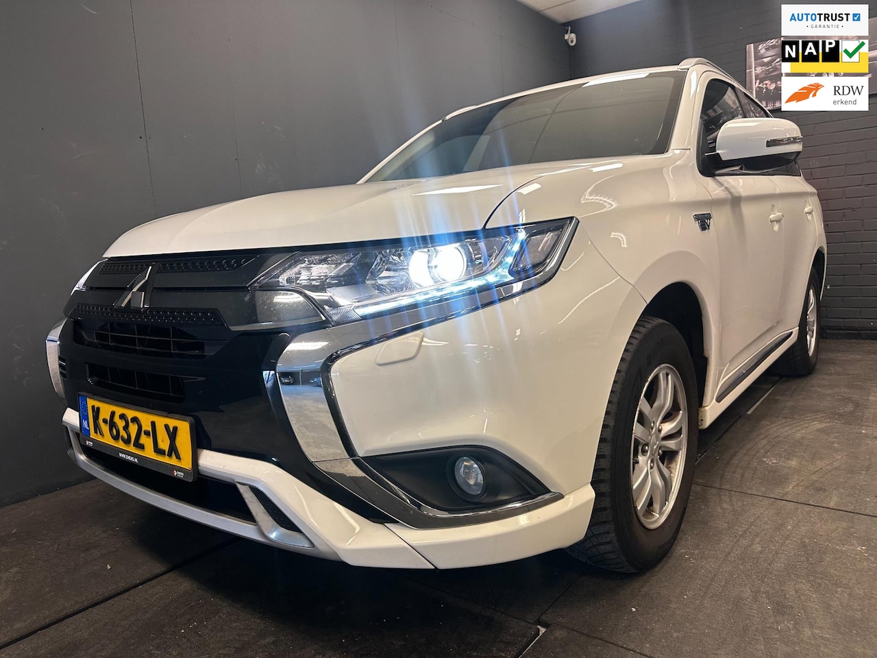 Mitsubishi Outlander - 2.4 PHEV Pure CARPLAY NL BTW AUTO LM RIJKLAAR. - AutoWereld.nl