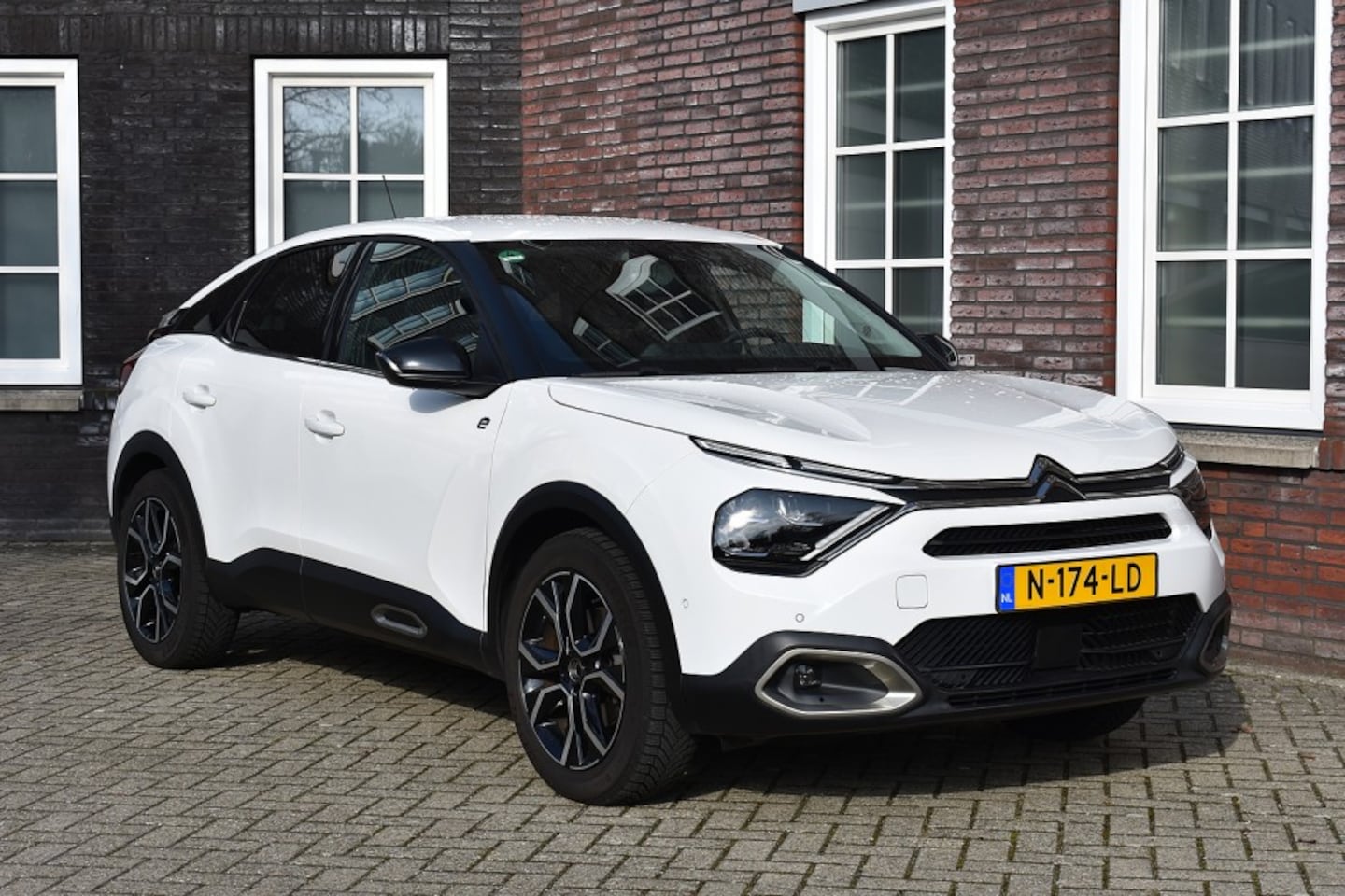 Citroën Ë-C4 - Shine 50 kWh | SOH 91% Wij zijn op afspraak geopend! Graag bellen voor uw komst. - AutoWereld.nl