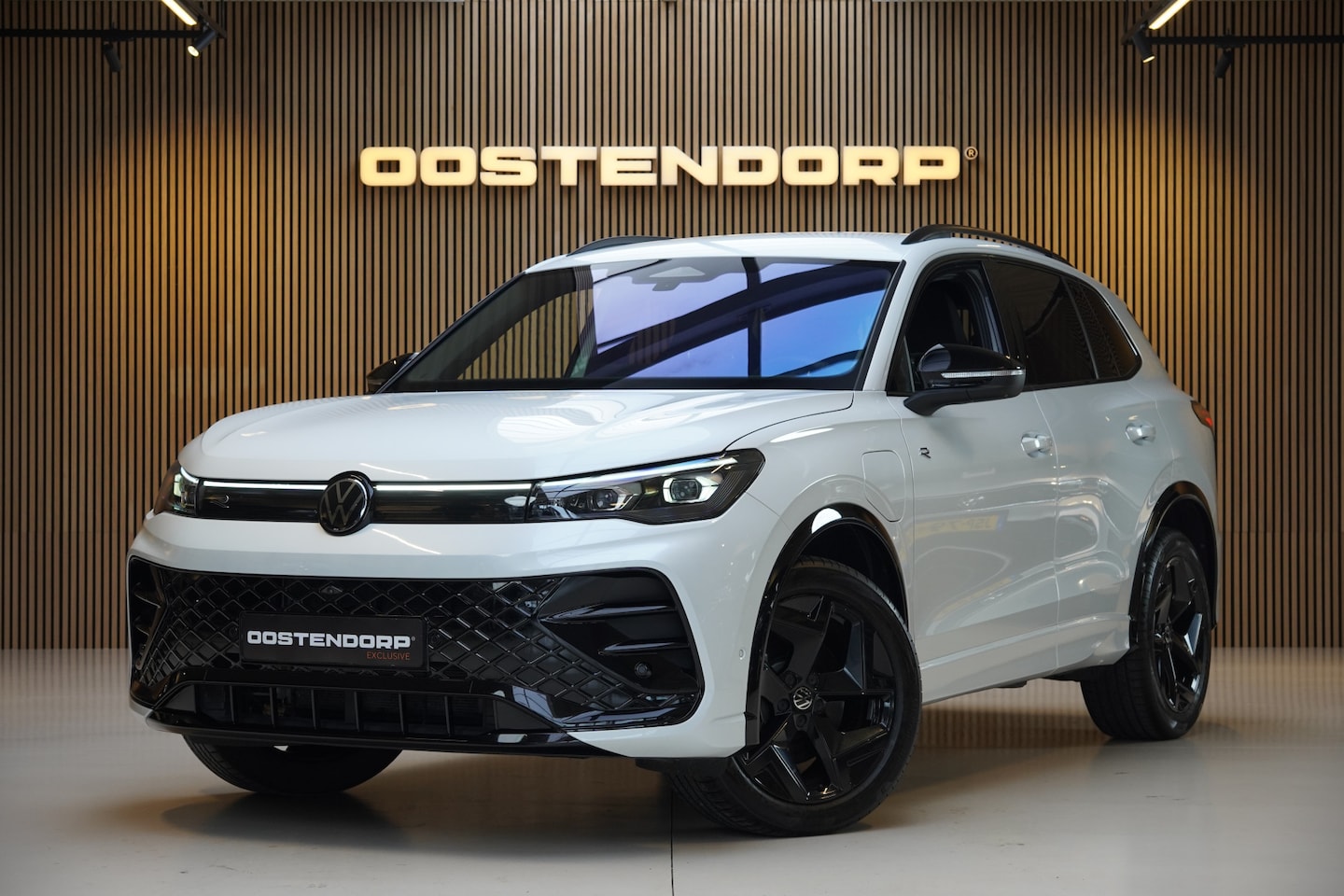 Volkswagen Tiguan - 1.5eHybrid/272pk R-Line Blackstyle|2024|Trekhaak|Navi Pro|PDC+Assist|360Camera|19"Blacksty - AutoWereld.nl