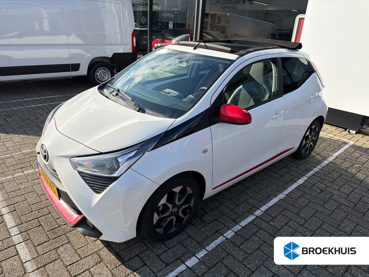 Toyota Aygo - 1.0 VVT-i x-joy | Achteruitrijcamera | Navi By App | Climate Control | Dealeronderhouden | - AutoWereld.nl