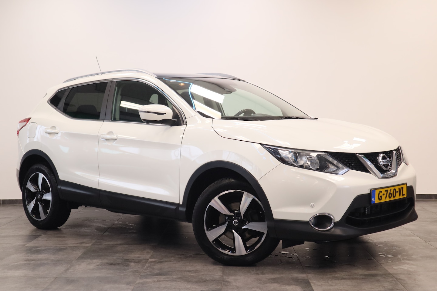 Nissan Qashqai - 1.2 N-Connecta NAVI Panoramadak Stoelverw Keyless - AutoWereld.nl