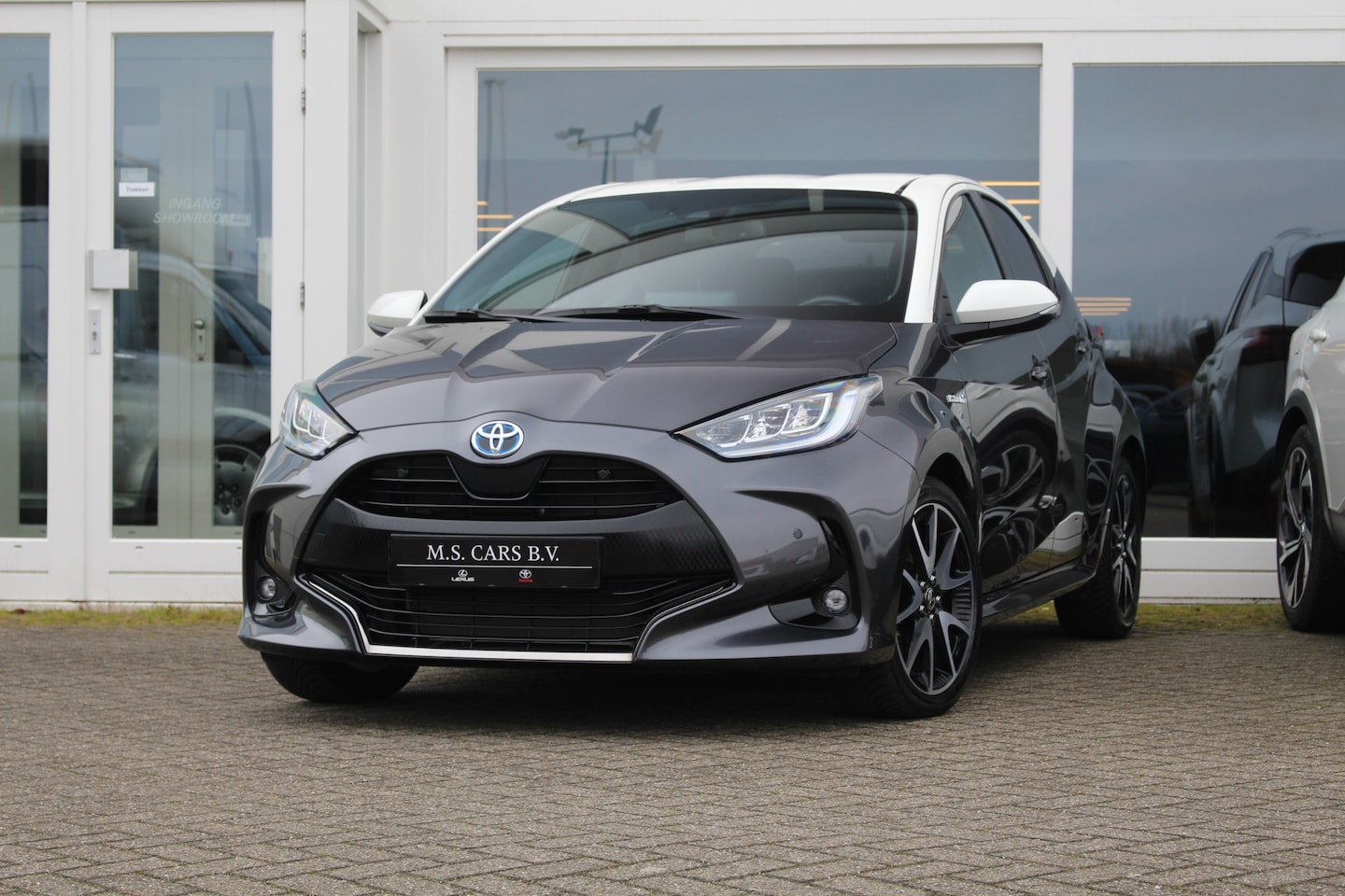 Toyota Yaris - 1.5 Hybrid Executive Bi-tone kleur I Leder I Head up I Applecarplay I LED koplampen - AutoWereld.nl