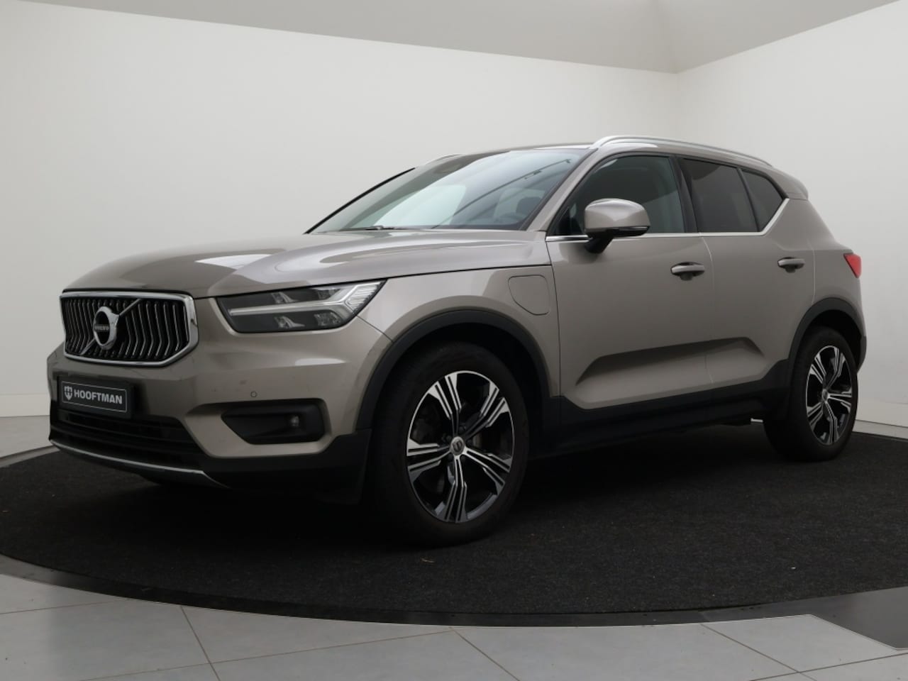 Volvo XC40 - T4 PLUG-IN HYBRID INSCRIPTION LEDER NAVI GETINT GLAS VOLVO ON CA - AutoWereld.nl