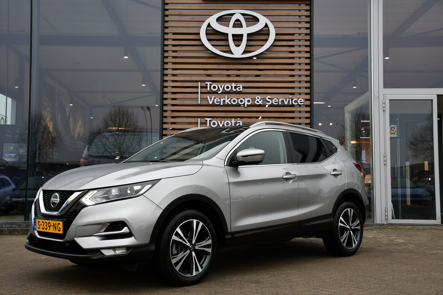 Nissan Qashqai - 1.3 DIG-T Business Edition Limited 141pk | Panoramadak | Trekhaak 1.300kg geremd! | Naviga - AutoWereld.nl