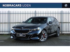 BMW 5-serie Touring - 530e M Sport Automaat / Panoramadak / Trekhaak / Achteruitrijcamera / Adaptieve LED / Stoe